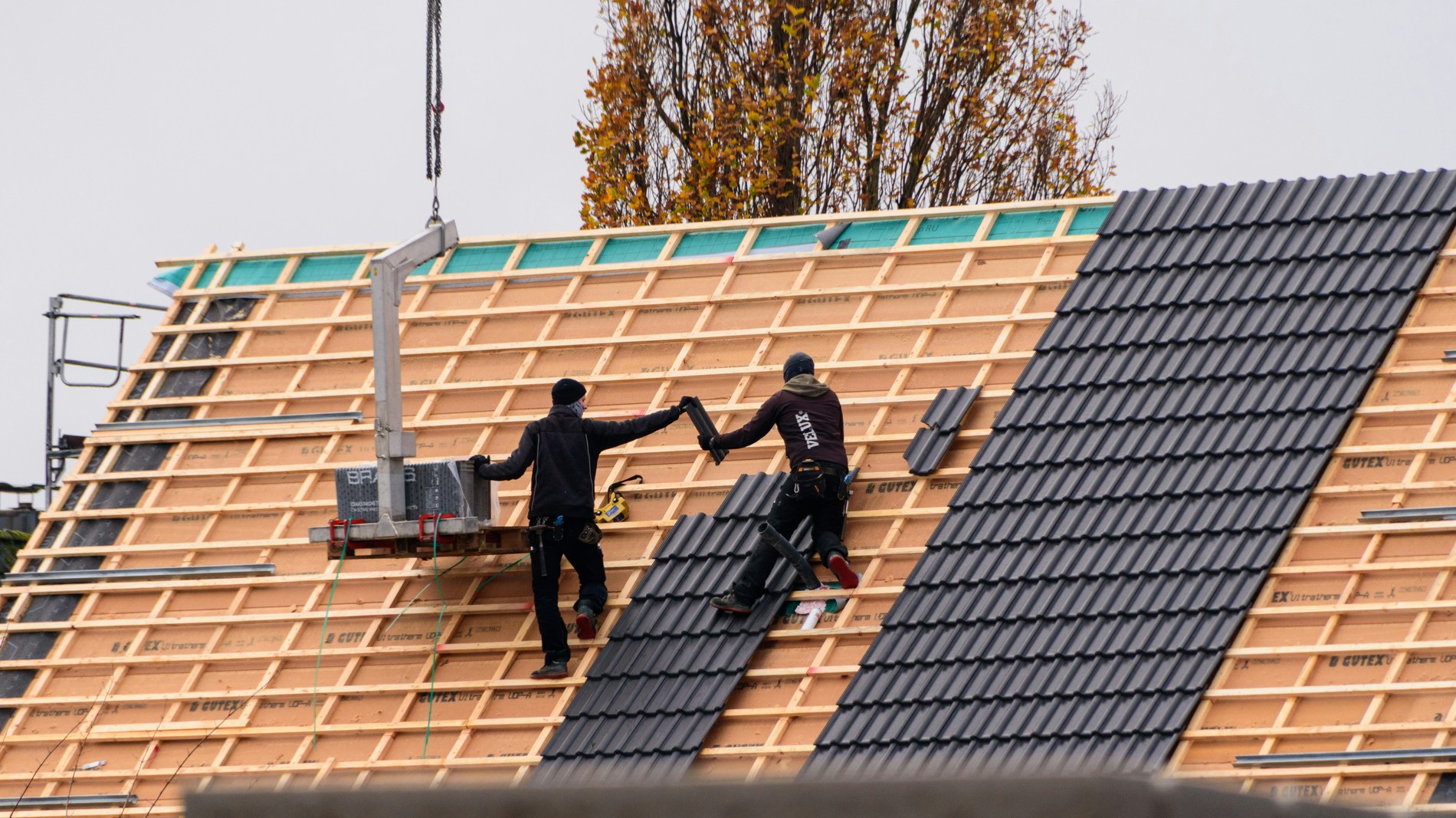 Couvreurs travaillant sur une toiture à Névez