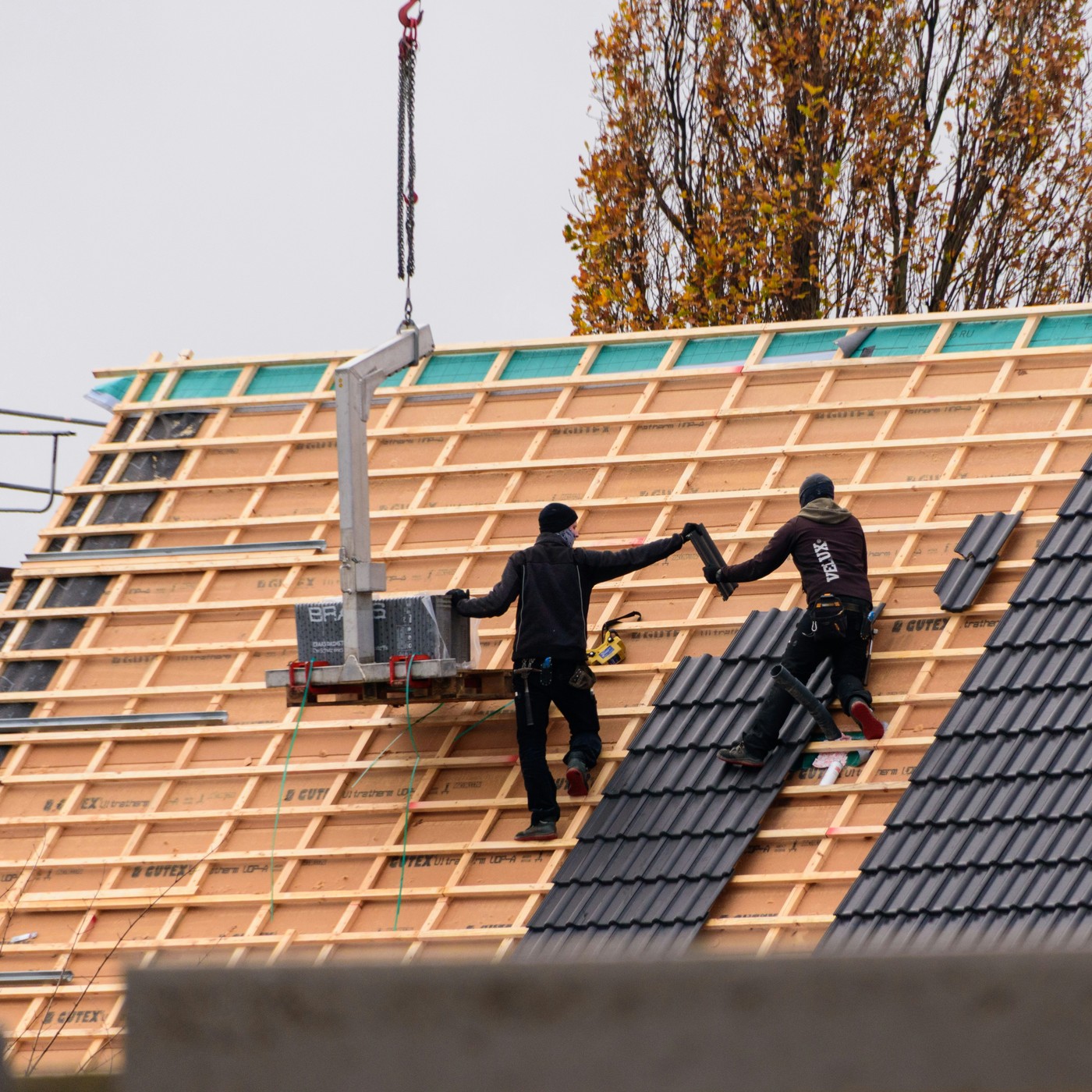 Couvreur sur un chantier de couverture